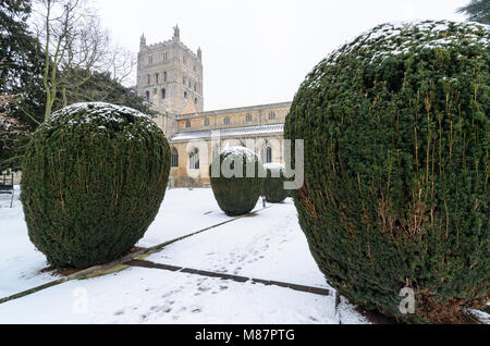 Eine winterliche Szene in Tewkesbury Abbey Stockfoto