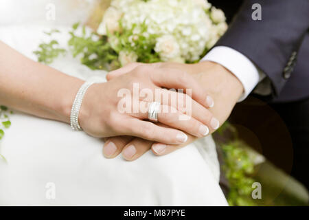 Ein brautpaar halten ihre Hände zusammen mit dem neuen Trauringe Stockfoto