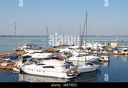 Yachten auf dem Anlegeplatz im Schwarzen Meer, Odessa, Ukraine Stockfoto