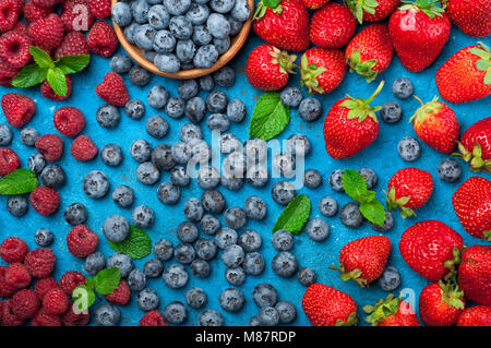 Frische Beeren Erdbeere, Heidelbeere, Himbeere. Verschiedene frische Sommer Beeren. Ansicht von oben Stockfoto