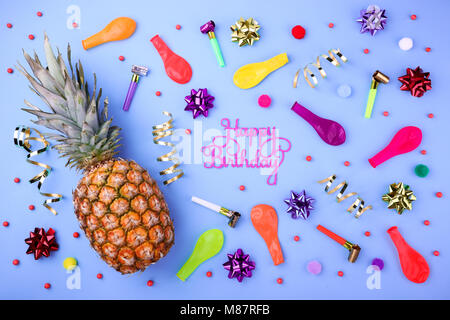 Happy birthday Hintergrund. Festliche Ananas, party Konfetti, Luftballons, Luftschlangen und Dekoration auf blauem Hintergrund. Bunte feier Hintergrund. Stockfoto