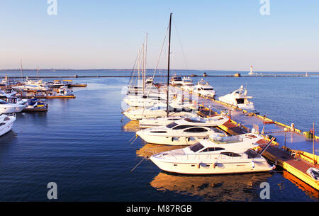 Yachten auf dem Anlegeplatz im Schwarzen Meer am Morgen, Odessa, Ukraine Stockfoto