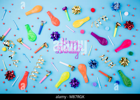 Happy birthday Muster. Festliche Kerzen, Konfetti, Luftballons, Luftschlangen und Dekoration auf blauem Hintergrund. Bunte feier Hintergrund. Flach Stockfoto