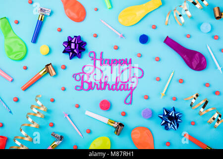 Happy birthday Hintergrund. Festliche Kerzen, Konfetti, Luftballons, Luftschlangen und Dekoration auf blauem Hintergrund. Bunte feier Hintergrund. Fl Stockfoto