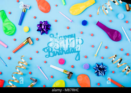 Happy birthday Hintergrund. Festliche Kerzen, Konfetti, Luftballons, Luftschlangen und Dekoration auf blauem Hintergrund. Bunte feier Muster. Flach Stockfoto