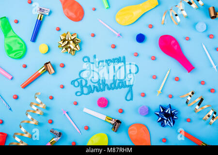 Alles Gute zum Geburtstag. Festliche Kerzen, Konfetti, Luftballons, Luftschlangen und Dekoration auf blauem Hintergrund. Bunte feier Muster. Flach Stockfoto