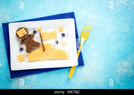 Kinder Frühstück mit kreativen Sandwich auf blauem Hintergrund top anzeigen, kopieren. Lustige Toast mit Käse und Beeren in der Form Astronaut für Kinder Stockfoto