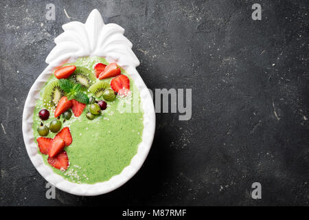 Smoothie Schüssel mit Kiwi, Spinat, Erdbeeren und Berry. Grüne Smoothie detox. Gesunde Ernährung Diät Konzept Stockfoto