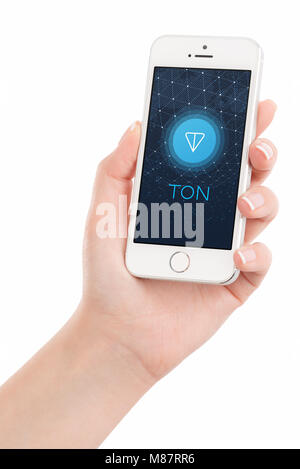 Telegramm Open Network Tonne logo White Paper auf dem iPhone Display in weiblicher Hand. Telegramm Tonne mit Durov ist die Zukunft der blockchain und cryptocurrency. Stockfoto