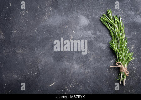 Rosmarin auf konkrete Tabelle. Kräuter und Gewürze. Zutaten zum Kochen. Ansicht von oben und kopieren Sie Raum für Ihr Rezept Stockfoto