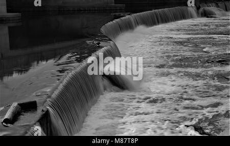 Passaic River abflußkanal vor der Großen fällt in Paterson, NJ Stockfoto