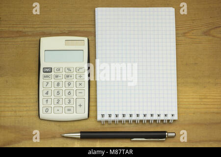 Ansicht von oben office Tischrechner mit Kugelschreiber auf dem Tisch für Business und Kopieren. Stockfoto
