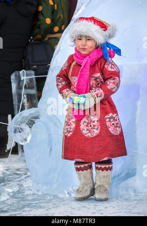 Hatgal, Mongolei, 4. März 2018: mongolische Mädchen in traditioneller Kleidung auf einem zugefrorenen See Khuvsgul Stockfoto