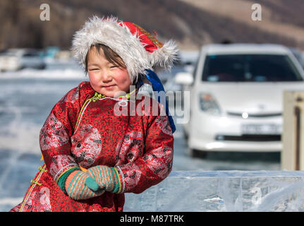 Hatgal, Mongolei, 4. März 2018: mongolische Mädchen in traditioneller Kleidung auf einem zugefrorenen See Khuvsgul Stockfoto