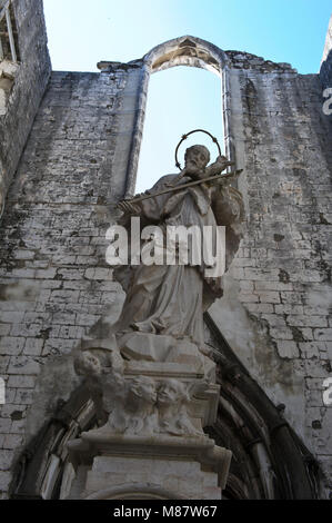 Statue von Johannes von Nepomuk im Kloster Unserer Lieben Frau auf dem Berg Karmel in Lissabon, Portugal Stockfoto