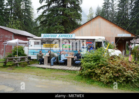 Touristen zu einem Fisch und Chips stehen in der entfernten Stadt im Südosten von Hyder, Alaska, USA, an der Grenze mit Stewart, British Columbia, Kanada. Stockfoto