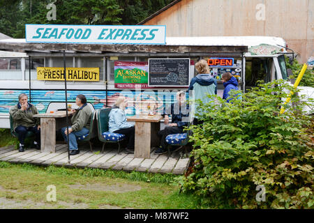 Touristen zu einem Fisch und Chips stehen in der entfernten Stadt im Südosten von Hyder, Alaska, USA, an der Grenze mit Stewart, British Columbia, Kanada. Stockfoto