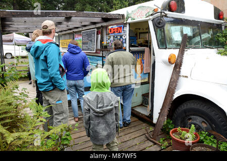 Touristen zu einem Fisch und Chips stehen in der entfernten Stadt im Südosten von Hyder, Alaska, USA, an der Grenze mit Stewart, British Columbia, Kanada. Stockfoto