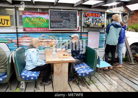 Touristen zu einem Fisch und Chips stehen in der entfernten Stadt im Südosten von Hyder, Alaska, USA, an der Grenze mit Stewart, British Columbia, Kanada. Stockfoto