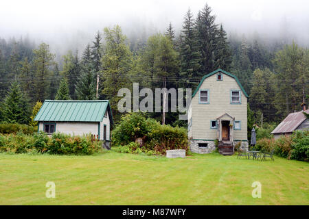 Wohnhäuser in der kleinen, isolierten, Stadt von Hyder, Alaska, gelegen auf der Grenze mit Stewart, British Columbia, Kanada Stockfoto