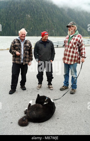 Drei Freunde und die Bewohner der Stadt von Hyder, Alaska, Plaudern auf der Kante der Waterfront, unten Fjorde der Portland Canal, USA. Stockfoto