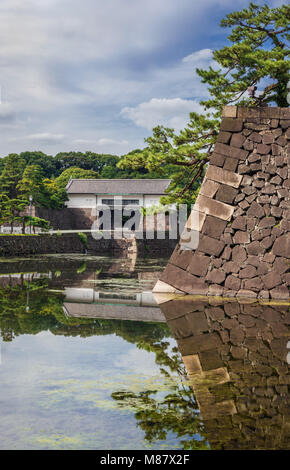 Auf Tokio Kaiserpalast alten Mauern, befestigtes Tor und Wassergraben Stockfoto