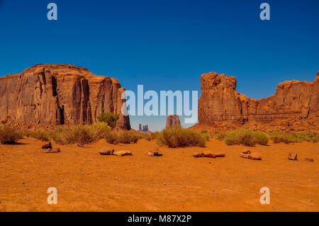 Blick auf das rote Felsformationen im ikonischen Monument Valley in Arizona Stockfoto