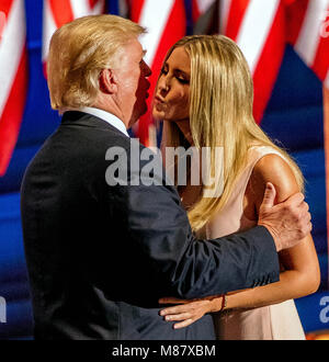 Cleveland, Ohio, USA, am 21. Juli 2016 der Republikanische Präsidentschaftskandidat Donald Trump Umarmungen seiner Tochter Ivanka, nachdem sie der nationalen Übereinkommens auf der Quicken Loans Arena gerichtet. Credit: Mark Reinstein/MediaPunch Stockfoto