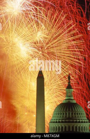 Washington DC., USA, 4. Juli 1993 Feuerwerk leuchtet der Himmel über dem US Capitol und das Washington Monument. Diese Bilder wurden auf dem Dach des Robert F. Kennedy Fußball-Stadion, die nur über 1 Meile direkt östlich des Capitol Gebäude genommen. Die Bilder sind mal Aufnahmen auf Film und nicht mehrere Bilder zusammen über Photoshop zusammengesetzt. Jedes Bild ist ein Frame des Films mit Belichtungszeiten von bis zu 2 Minuten. Credit: Mark Reinstein/MediaPunch Stockfoto