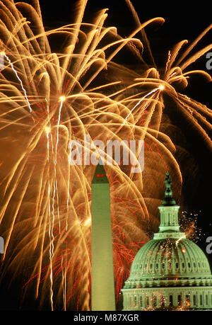 Washington DC., USA, 4. Juli 1993 Feuerwerk leuchtet der Himmel über dem US Capitol und das Washington Monument. Diese Bilder wurden auf dem Dach des Robert F. Kennedy Fußball-Stadion, die nur über 1 Meile direkt östlich des Capitol Gebäude genommen. Die Bilder sind mal Aufnahmen auf Film und nicht mehrere Bilder zusammen über Photoshop zusammengesetzt. Jedes Bild ist ein Frame des Films mit Belichtungszeiten von bis zu 2 Minuten. Credit: Mark Reinstein/MediaPunch Stockfoto