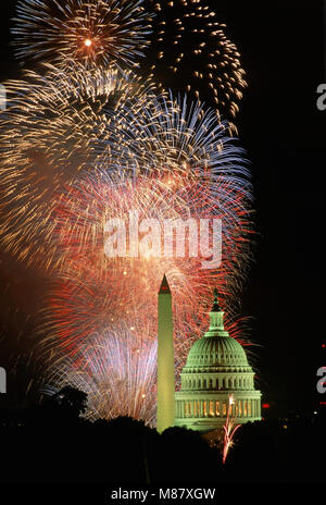 Washington DC., USA, 4. Juli 1993 Feuerwerk leuchtet der Himmel über dem US Capitol und das Washington Monument. Diese Bilder wurden auf dem Dach des Robert F. Kennedy Fußball-Stadion, die nur über 1 Meile direkt östlich des Capitol Gebäude genommen. Die Bilder sind mal Aufnahmen auf Film und nicht mehrere Bilder zusammen über Photoshop zusammengesetzt. Jedes Bild ist ein Frame des Films mit Belichtungszeiten von bis zu 2 Minuten. Credit: Mark Reinstein/MediaPunch Stockfoto