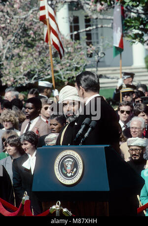 Washington, DC., USA, 12. April 1983 Präsident Ronald Reagan hosts Sultan Qaboos Said von Oman im Weißen Haus. Credit: Mark Reinstein/MediaPunch Stockfoto