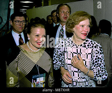 New York, NY, USA, 14. Juli 1992 ehemalige First Lady Rosalynn Carter ist an der Vorderseite der Bühne bei der Democratic National Convention im Madison Square Garden begleitet. Credit: Mark Reinstein/MediaPunch Stockfoto