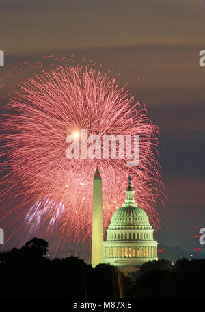 Washington DC., USA, 4. Juli 1993 Feuerwerk leuchtet der Himmel über dem US Capitol und das Washington Monument. Diese Bilder wurden auf dem Dach des Robert F. Kennedy Fußball-Stadion, die nur über 1 Meile direkt östlich des Capitol Gebäude genommen. Die Bilder sind mal Aufnahmen auf Film und nicht mehrere Bilder zusammen über Photoshop zusammengesetzt. Jedes Bild ist ein Frame des Films mit Belichtungszeiten von bis zu 2 Minuten. Credit: Mark Reinstein/MediaPunch Stockfoto