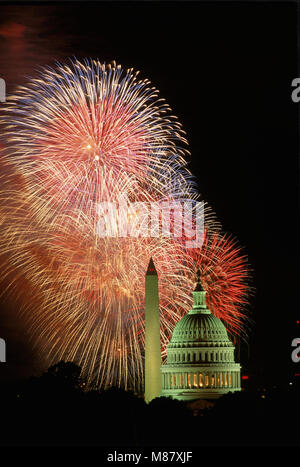 Washington DC., USA, 4. Juli 1993 Feuerwerk leuchtet der Himmel über dem US Capitol und das Washington Monument. Diese Bilder wurden auf dem Dach des Robert F. Kennedy Fußball-Stadion, die nur über 1 Meile direkt östlich des Capitol Gebäude genommen. Die Bilder sind mal Aufnahmen auf Film und nicht mehrere Bilder zusammen über Photoshop zusammengesetzt. Jedes Bild ist ein Frame des Films mit Belichtungszeiten von bis zu 2 Minuten. Credit: Mark Reinstein/MediaPunch Stockfoto