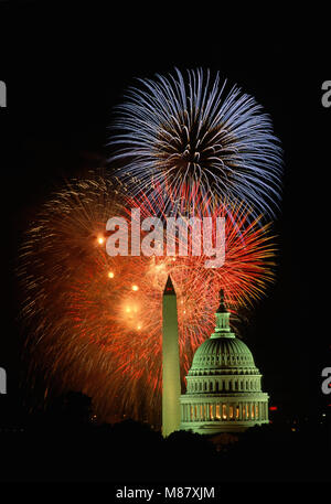 Washington DC., USA, 4. Juli 1993 Feuerwerk leuchtet der Himmel über dem US Capitol und das Washington Monument. Diese Bilder wurden auf dem Dach des Robert F. Kennedy Fußball-Stadion, die nur über 1 Meile direkt östlich des Capitol Gebäude genommen. Die Bilder sind mal Aufnahmen auf Film und nicht mehrere Bilder zusammen über Photoshop zusammengesetzt. Jedes Bild ist ein Frame des Films mit Belichtungszeiten von bis zu 2 Minuten. Credit: Mark Reinstein/MediaPunch Stockfoto