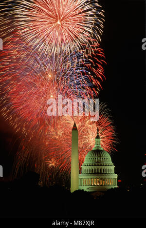 Washington DC., USA, 4. Juli 1993 Feuerwerk leuchtet der Himmel über dem US Capitol und das Washington Monument. Diese Bilder wurden auf dem Dach des Robert F. Kennedy Fußball-Stadion, die nur über 1 Meile direkt östlich des Capitol Gebäude genommen. Die Bilder sind mal Aufnahmen auf Film und nicht mehrere Bilder zusammen über Photoshop zusammengesetzt. Jedes Bild ist ein Frame des Films mit Belichtungszeiten von bis zu 2 Minuten. Credit: Mark Reinstein/MediaPunch Stockfoto