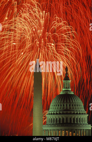 Washington DC., USA, 4. Juli 1993 Feuerwerk leuchtet der Himmel über dem US Capitol und das Washington Monument. Diese Bilder wurden auf dem Dach des Robert F. Kennedy Fußball-Stadion, die nur über 1 Meile direkt östlich des Capitol Gebäude genommen. Die Bilder sind mal Aufnahmen auf Film und nicht mehrere Bilder zusammen über Photoshop zusammengesetzt. Jedes Bild ist ein Frame des Films mit Belichtungszeiten von bis zu 2 Minuten. Credit: Mark Reinstein/MediaPunch Stockfoto