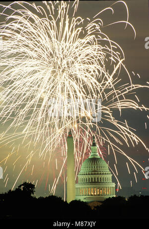 Washington DC., USA, 4. Juli 1993 Feuerwerk leuchtet der Himmel über dem US Capitol und das Washington Monument. Diese Bilder wurden auf dem Dach des Robert F. Kennedy Fußball-Stadion, die nur über 1 Meile direkt östlich des Capitol Gebäude genommen. Die Bilder sind mal Aufnahmen auf Film und nicht mehrere Bilder zusammen über Photoshop zusammengesetzt. Jedes Bild ist ein Frame des Films mit Belichtungszeiten von bis zu 2 Minuten. Credit: Mark Reinstein/MediaPunch Stockfoto