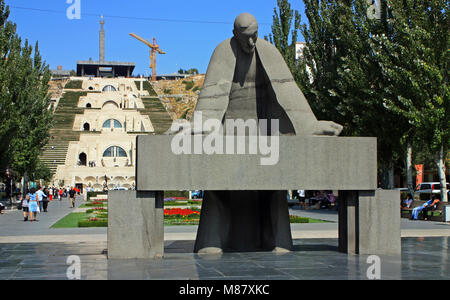 YEREVAN, Armenien - SEPTEMBER 27,2011: Statue von Alexander Tamanian und Cascade Gasse in Eriwan, Armenien. Chief Architect von Eriwan (1878-1936). Stockfoto