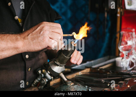 Handwerker macht ein Produkt aus Glas Stockfoto