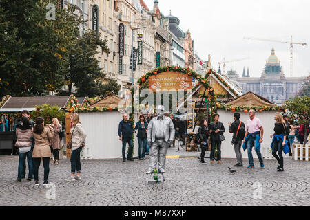 Prag, 25. September 2017: ein Mann, der vorgibt eine Statue zur Unterhaltung der Touristen auf dem Hauptplatz von Prag im Herbst Ernte zu werden. Stockfoto