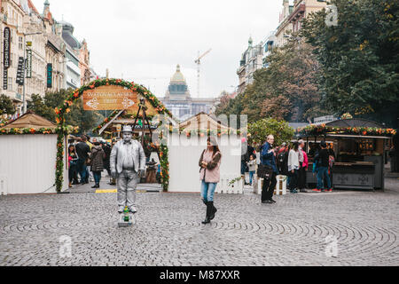 Prag, 25. September 2017: ein Mann, der vorgibt eine Statue zur Unterhaltung der Touristen auf dem Hauptplatz von Prag im Herbst Ernte zu werden. Stockfoto
