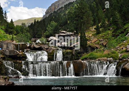 Malerischer Blick auf den Wasserfall im Wald, Pyrenäen, Spanien Stockfoto