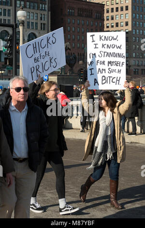 Chicago, IL - Januar 20, 2018 - März der Frauen zusammen brachte Menschen protestieren gegen Ungleichheit in verschiedenen sozialen Fragen. Stockfoto