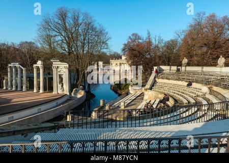 Palast auf dem Wasser und das Amphitheater des Schlosses auf der Insel, an der Warschauer Łazienki Park. Stockfoto
