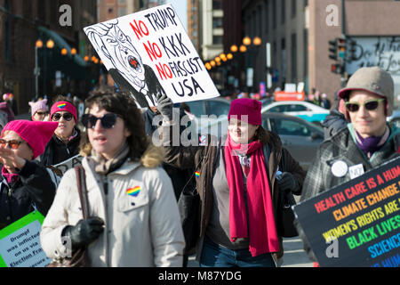 Chicago, IL - Januar 20, 2018 - März der Frauen zusammen brachte Menschen protestieren gegen Ungleichheit in verschiedenen sozialen Fragen. Stockfoto