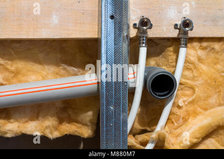 Wasserleitungen aus Polypropylen in der Wand, Sanitär im Haus. Installation von Abwasserleitungen in einem Badezimmer der Wohnung Interieur während der Renova Stockfoto