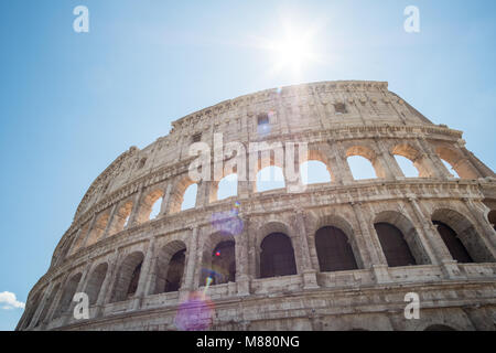 Das Kolosseum, eine ovale Amphitheater im Zentrum der Stadt Rom, Italien. Es ist die berühmteste Sehenswürdigkeit, gebaut aus Beton und Sand. Stockfoto