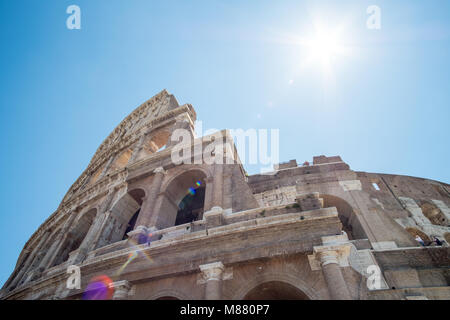 Das Kolosseum, eine ovale Amphitheater im Zentrum der Stadt Rom, Italien. Es ist die berühmteste Sehenswürdigkeit, gebaut aus Beton und Sand. Stockfoto